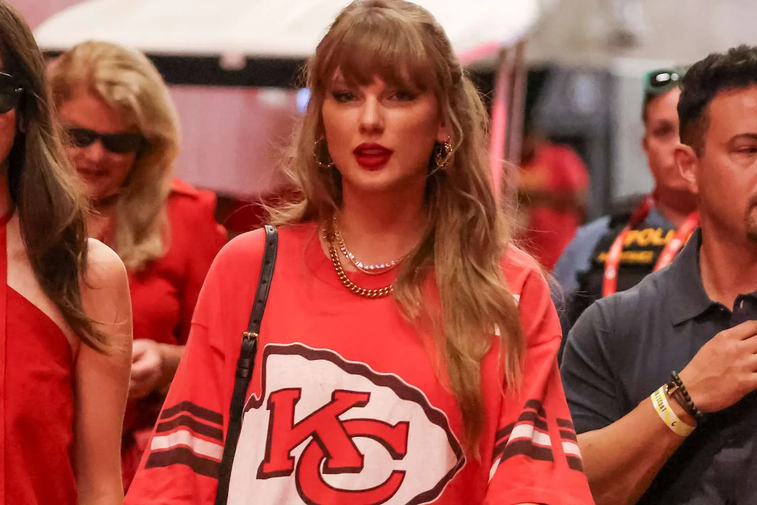 Taylor Swift Supports Travis Kelce at Chiefs vs. Texans Game